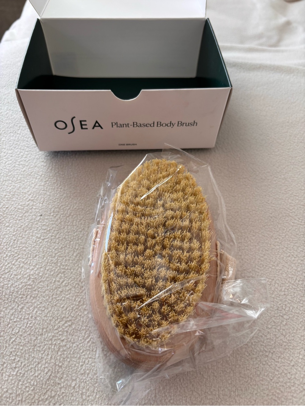 Sea Plant-Based Body Brush in Natural Beige and Light Wood - Picture 2 of 9